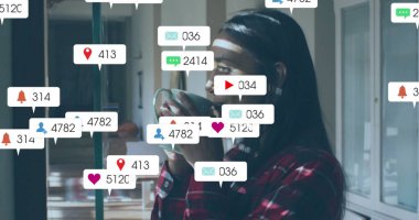 Pencere kenarında kahve içen bir kadın hakkında sosyal medya bildirimleri. Teknoloji, iletişim, dijital, sabah, yaşam tarzı, ev