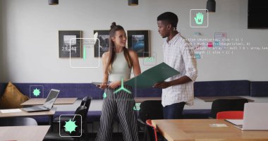 Ofisteki çeşitli iş adamları üzerinde ekolojik simgeler ve veri işleme imgeleri. Küresel finans, iş, bağlantılar, hesaplama ve veri işleme kavramı dijital olarak oluşturuldu.