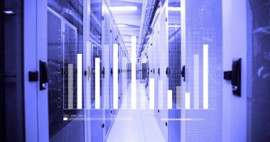 Bilgisayar sunucuları üzerinden dijital veri işleme resmi. Dijital olarak oluşturulmuş küresel bağlantılar, hesaplama ve veri işleme kavramı.