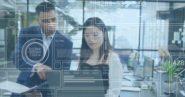 Ofisteki çeşitli iş adamlarıyla ilgili finansal veri işleme resmi. Küresel finans, iş, bağlantılar, hesaplama ve veri işleme kavramı dijital olarak oluşturuldu.