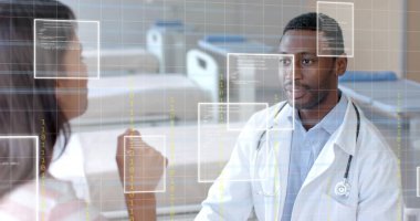 Afro-Amerikan erkek doktor ve beyaz kadın hasta üzerinde veri işleme görüntüsü. Küresel tıp, bilgisayar ve dijital arayüz kavramı dijital olarak oluşturulmuş görüntü.