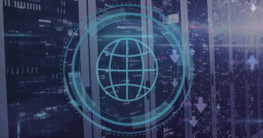 Bilgisayar sunucuları üzerinden küresel simge ve dijital veri işleme resmi. Dijital olarak oluşturulmuş küresel bağlantılar, hesaplama ve veri işleme kavramı.
