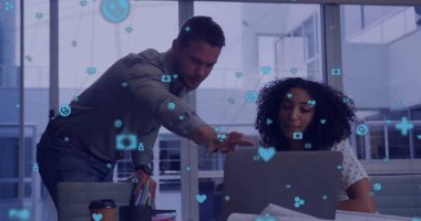 Ofiste iş tartışan farklı meslektaşların ikonlarıyla bağlantı ağının görüntüsü. Küresel bağlantılar, iş ve dijital arayüz kavramı dijital olarak oluşturulmuş görüntü.