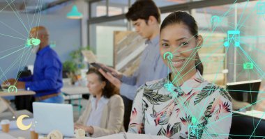 Ofiste çalışan çeşitli meslektaşlar üzerindeki simgelerle bağlantı ağının resmi. Küresel iş, bağlantılar ve dijital arayüz konsepti dijital olarak oluşturulmuş görüntü.