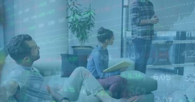 Ofisteki çeşitli iş adamlarıyla ilgili finansal veri işleme resmi. Küresel finans, iş, bağlantılar, hesaplama ve veri işleme kavramı dijital olarak oluşturuldu.