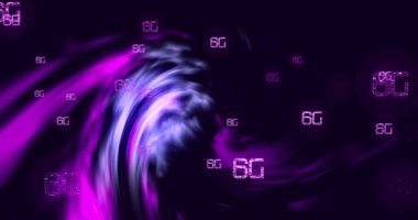 Siyah arkaplanda mor ışık yollarının üzerinden geçen 6G metin ve dijital veri işleme resmi. Dijital olarak oluşturulmuş küresel bağlantılar, hesaplama ve veri işleme kavramı.