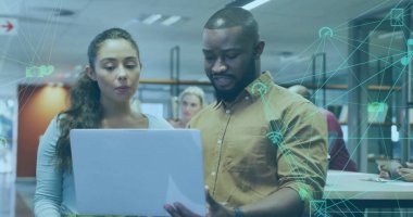 Ofiste dizüstü bilgisayar kullanan çeşitli iş adamlarının finansal veri işleme görüntüsü. Küresel finans, iş, bağlantılar, hesaplama ve veri işleme kavramı dijital olarak oluşturuldu.