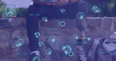 Akıllı telefon kullanarak yapay bacağı olan Afro-Amerikan bir adamın görüntüsü ve verileri. Dijital olarak oluşturulmuş küresel bağlantılar, hesaplama ve veri işleme kavramı.