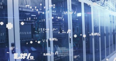 Bilgisayar sunucuları üzerinden dijital veri işleme resmi. Dijital olarak oluşturulmuş küresel bağlantılar, hesaplama ve veri işleme kavramı.