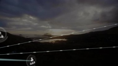 Manzara üzerindeki bağlantı ağını gösteren veri işleme animasyonu. Teknoloji, bağlantı, dijital, iletişim, internet, fütürist