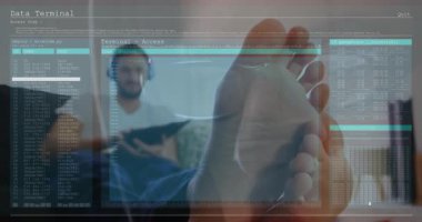 Tutma cihazı, ayağı görünen kişi, dijital veri animasyonu gösterildi. Teknoloji, yenilik, aygıt, elektronik, modern, bağlantı