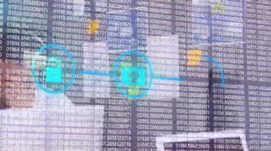 Şehir manzarasını dijital dairesel simgelerle kaplayan ikili kodların animasyonu. Teknoloji, ağ, iletişim, fütüristik, siber uzay, yenilik