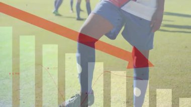 Futbolcular sahada. Finansal gerileme grafik animasyonları üst üste biniyor. finans, ekonomi, kriz, spor