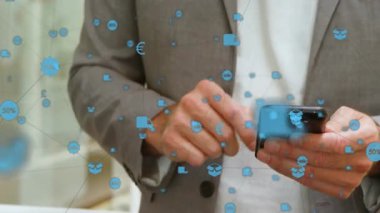 Akıllı telefon kullanarak, iş adamı dijital ağ simgelerinin animasyonuyla etkileşime girer. Teknoloji, ağ oluşturma, yenilik, iletişim, bağlantı, etkileşim