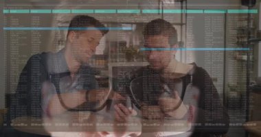 Veri işleme animasyonu üzerinde çalışan iki kişi. Teknoloji, takım çalışması, yenilik, dijital, ağ oluşturma, işbirliği