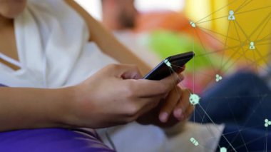 Akıllı telefon kullanan, modern ortamlarda sağlık animasyonuyla etkileşime geçen bir kadın. Teknoloji, yenilik, dijital, kadın, etkileşim