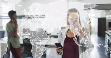 Animasyonla etkileşimde, iş kadını dijital dünya haritasını kullanarak ofiste. Teknoloji, yenilik, ağ oluşturma, küresel, kurumsal, fütüristik