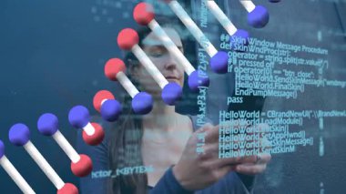 Şeffaf ekranla etkileşim, DNA ipliğini inceleyen kadın ve kod animasyonu. Teknoloji, yenilik, biyoteknoloji, genetik, analiz, bilim adamı