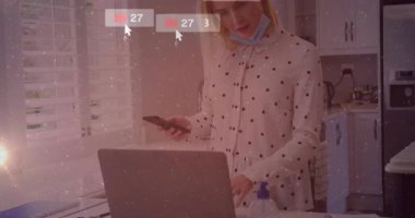 Sosyal medya animasyonlu akıllı telefon kullanan, mutfakta duran bir kadın. Teknoloji, iletişim, internet, dijital, bağlantı, yaşam tarzı