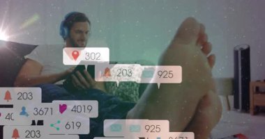 Tablet kullanarak, adam okul ortamında sosyal medya bildirimlerini izliyor. Teknoloji, eğitim, dijital, iletişim, e-öğrenme