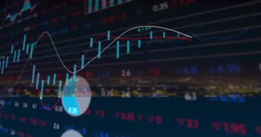 Finansal grafikler ve gece şehir manzarası üzerindeki veri işleme animasyonları. Finans, teknoloji, analitik, iş, yatırım, fütürist