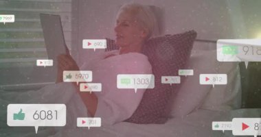 Tablet kullanan yaşlı kadın animasyonda sosyal medya tebligatı alıyor. Teknoloji, yaşlılar, iletişim, aygıt, internet, bağlantı