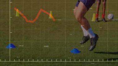 Sahada antrenman, performans veri grafiği olan sporcu animasyonla örtüşüyor. Spor, fitness, analiz, teknoloji, görselleştirme