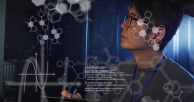 Sunucu odasındaki Asyalı erkek çalışanın veri işleme ve kimyasal formülü. Küresel iş ve dijital arayüz kavramı dijital olarak oluşturulmuş görüntü.