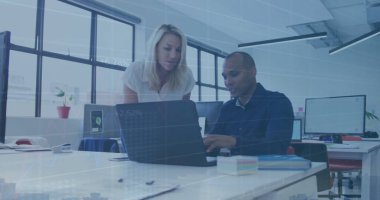 Ofisteki bilgisayarla çeşitli meslektaşların finansal veri işleme görüntüsü. Küresel iş, finans ve dijital arayüz kavramı dijital olarak oluşturulmuş görüntü.