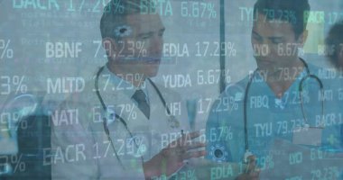 Kafkas erkek doktorların konuştuğu borsa ve veri işleme görüntüsü. Küresel tıp ve dijital arayüz kavramı dijital olarak oluşturulmuş görüntü.