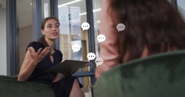 Çeşitli iş adamlarının iş görüşmesi üzerine konuşma baloncukları. Küresel iş ve dijital arayüz kavramı dijital olarak oluşturulmuş görüntü.