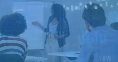 Ofisteki çeşitli iş adamlarıyla ilgili finansal veri işleme resmi. Küresel finans, iş, bağlantılar, hesaplama ve veri işleme kavramı dijital olarak oluşturuldu.