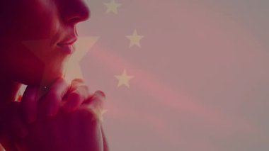 Animasyon sahnesinde Çin bayrağı örtülü, siluet insan. Vatanseverlik, tefekkür, kültür, yansıma, milliyet