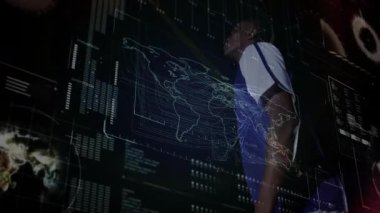 Dijital ekranı analiz eden kişi üzerinde dünya haritası ve veri işleme animasyonu. Teknoloji, analitik, yenilik, küresel, arayüz, fütürist