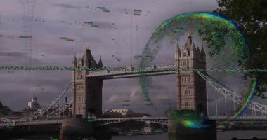 Dijital arızalı Tower Bridge ve renkli veri işleme animasyonu. Mimari, dönüm noktası, dijital sanat, teknoloji, arıza etkisi, fütüristik