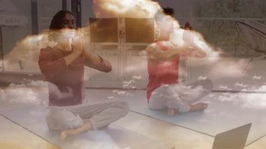 Birlikte meditasyon yaparken, arka planda dingin bulut animasyonu olan iki kişi. Meditasyon, rahatlama, farkındalık, sükunet, huzur, uyum.