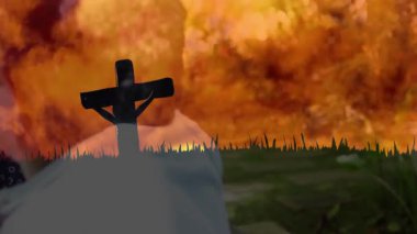 Ateşli patlama arkaplanı ve yaşlı bir kadının üzerindeki haç silueti. maneviyat, dramatik, din, yoğun, güçlü, kontrast