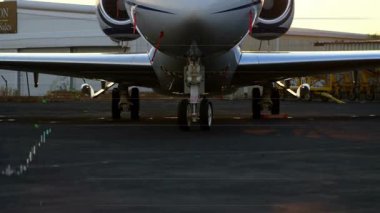 Özel jet pistte, finansal veri işleme animasyonu eşliğinde duruyor. Havacılık, lüks, finans, teknoloji, iş seyahati, yenilik