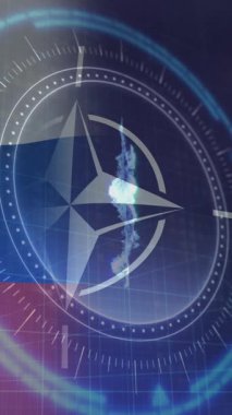 Rusya ve NATO bayrağı üzerinde mikroskop ve bitcoin sembollerinin animasyonu. Ukrayna krizi ve uluslararası politika kavramı dijital olarak oluşturuldu.