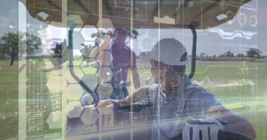 Animasyon örtüsüyle etkileşim, golfçüler güneşli pistte fütürist veri kullanıyorlar. teknoloji, artırılmış gerçeklik, yenilik, spor, analitik