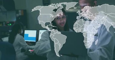 Okul laboratuarında, bilgisayarlarla çalışan bilim adamları, dünya haritası animasyonları. Araştırma, yenilik, teknoloji, keşif, küresel, veri