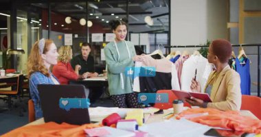 Kıyafet animasyonunu sunan, okul ortamındaki meslektaşlarıyla moda tasarımcısı. yaratıcılık, işbirliği, eğitim, takım çalışması, yenilik, tekstil