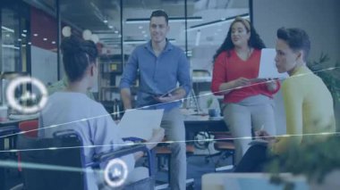 Ofisteki çeşitli takımlar üzerinde bağlantılar ve veri işleme animasyonu ağı. Takım çalışması, işbirliği, çeşitlilik, bağlantı, ağ oluşturma, dijital