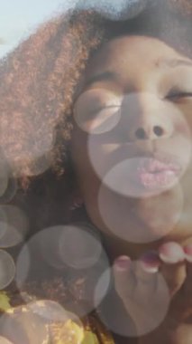 Bokeh 'in mutlu melez kadının öpücüklerini dinlediği animasyon. Aşk, romantik ilişki ve sevgililer günü konsepti dijital olarak oluşturulmuş video.