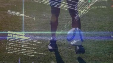 İkili kod ve veriler sahada futbol oynayan insanların animasyonlarını örtüyor. Teknoloji, dijital, analitik, spor, futbol, yenilik