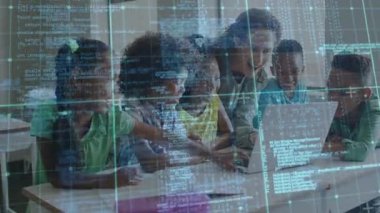 Çocuklar ve öğretmenler dijital veri işleme animasyonu içeren dizüstü bilgisayar kullanıyorlar. Teknoloji, eğitim, öğrenme, sınıf, yenilik, öğretim