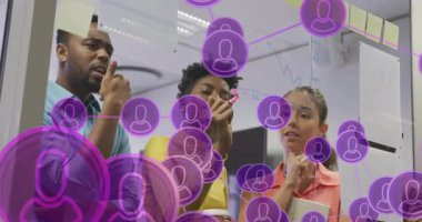 Projede işbirliği, dijital kullanıcı simgeleriyle animasyon kullanan çeşitli takımlar. Takım çalışması, işbirliği, yaratıcılık, yenilik, teknoloji, illüstrasyon