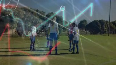 Genç futbolcular sahada finansal veri animasyonlarıyla pratik yapıyorlar. spor, uygulama, takım çalışması, finans, teknoloji