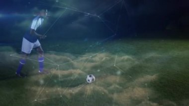 Sahada, dijital ağ animasyonu ile futbol oyuncusu oyuna odaklanıyor. Spor, teknoloji, atlet, rekabet, bağlantı, ağ