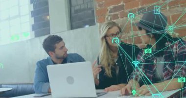 Masada işbirliği yapmak, üç kişi okulda dijital ağ animasyonunu tartışıyor. İşbirliği, takım çalışması, beyin fırtınası, teknoloji, tartışma, eğitim